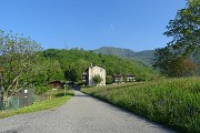 21 Seguendo la stradetta asfaltata verso la frazione di Padronecco (545 m)